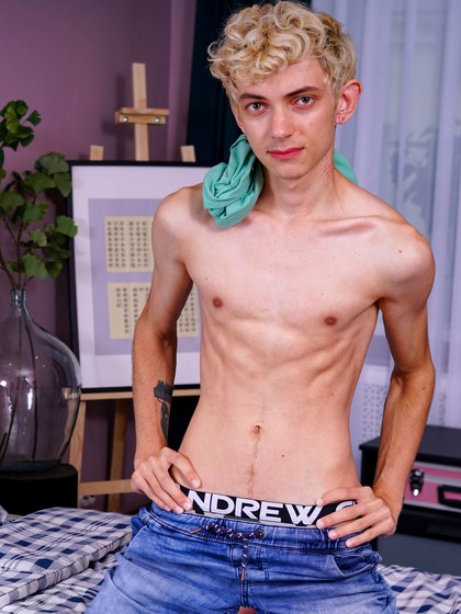 Elio Pjatteryd playing with his uncut dick