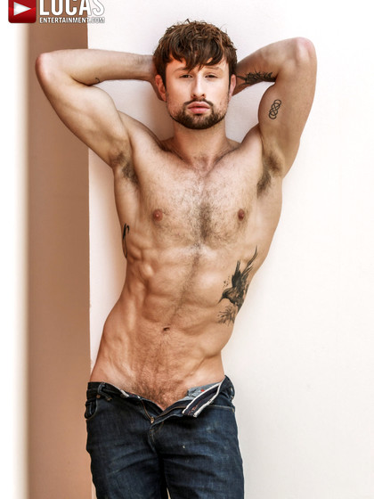 Muscle hunk Drew Dixon showing his perfect body